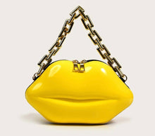 Cargar imagen en el visor de la galería, Lips Clutch
