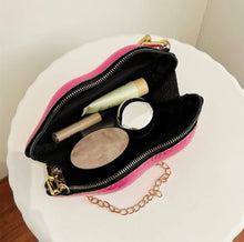 Cargar imagen en el visor de la galería, Lips Clutch
